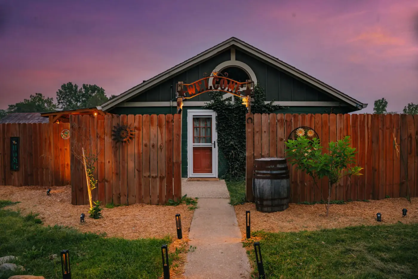 Cowboy Bunkhouse hot tub/lake/farm/nature