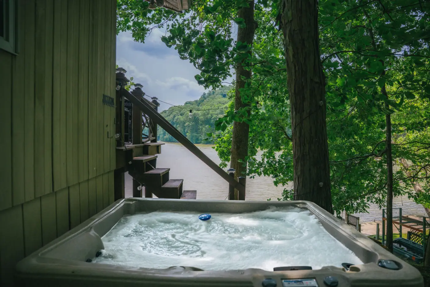 Lakefront. Hot tub. Amazing views. 35 min to Indy