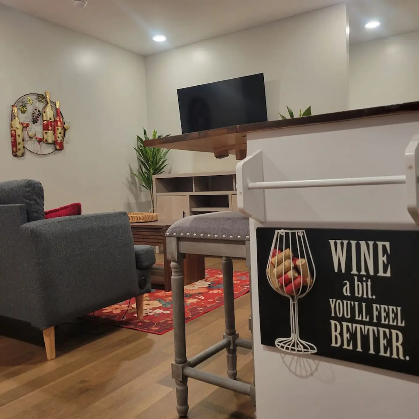 Modern Carriage House Escape – Rest, Work, Explore